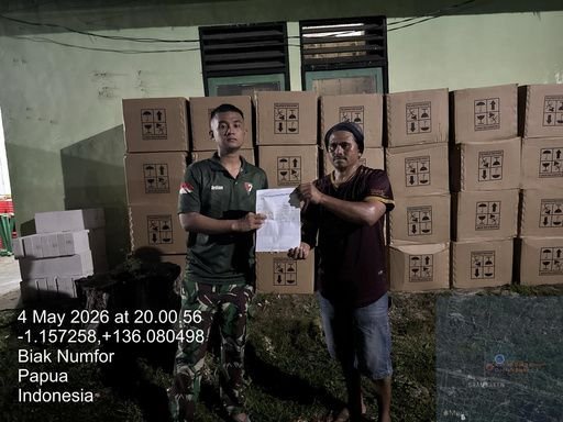 Tim operasional mendokumentasikan pengiriman barang
